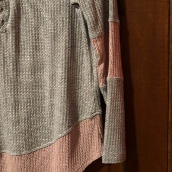 Maurices Top L Grey and Pink - Picture 4 of 5